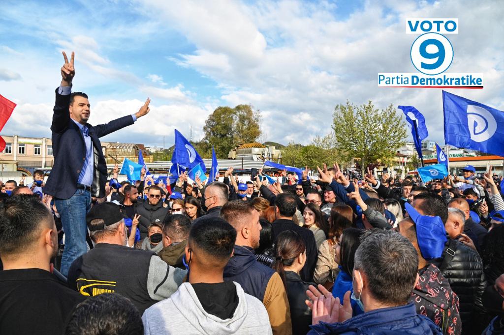 Basha me qytetarët në Kombinat të Tiranës: Nuk ka ndryshim pa u larguar Edi Rama! Votoni numrin 9