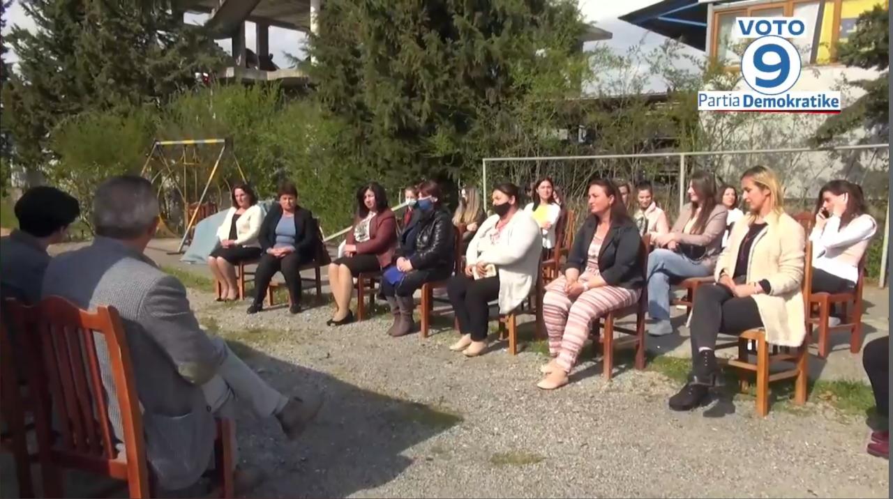 Gazment Bardhi me gratë në Cërrik: E ardhmja e fëmijëve, më e rëndësishme se flamuri i partive!