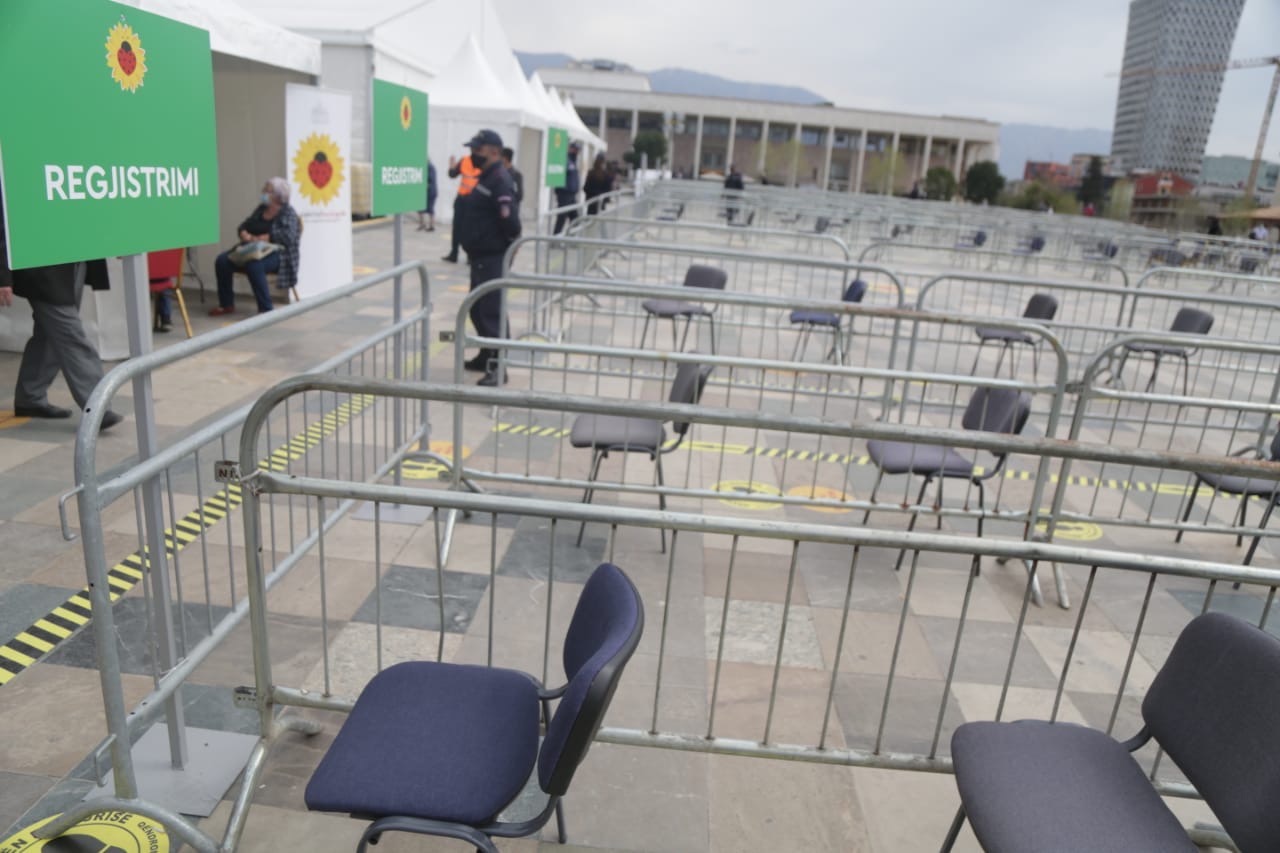 FOTO/ Lajmi për 2 viktima zbraz nga të moshuarit Sheshin Skënderbej