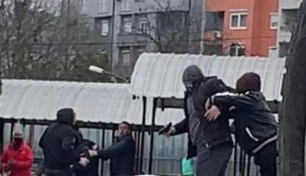 Momenti i vrasjes me pamje,  1 viktimë dhe 3 të plagosur në qytetin shqiptar