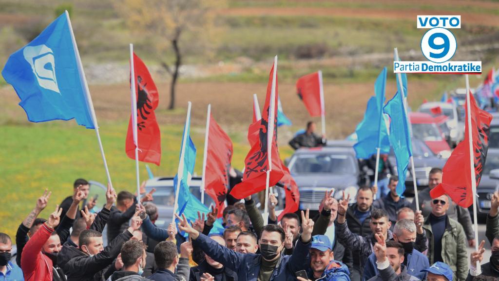 Basha kthen më festë vizitën e tij në Belsh, njerëz me flamujt e PD mbushin rrugët e qytetit