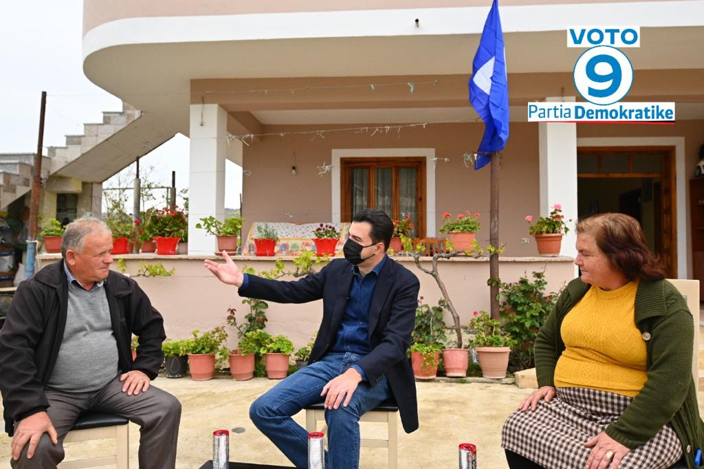 “Kemi qenë socialistë, me ju përpara do të ndryshohet”, në Mënik të Tiranës, socialisti deklaron votën për Bashën