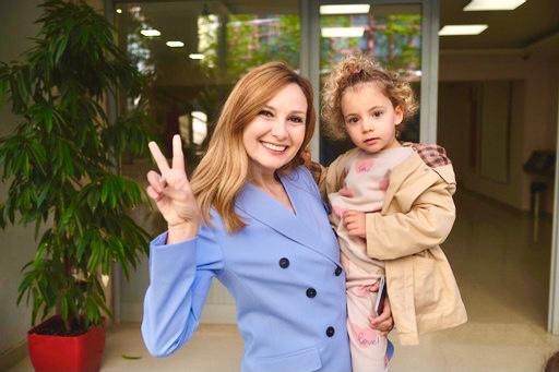 Jorida Tabaku voton bashkë me fëmijët