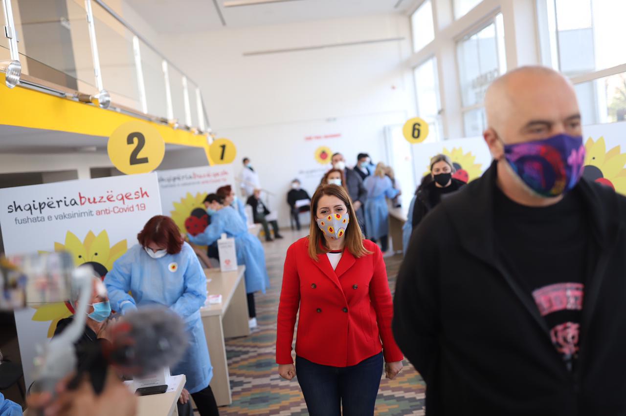 “Mbi 150 mijë të moshuar të vaksinuar, mbërrijnë 7020 doza vaksine Pfizer”
