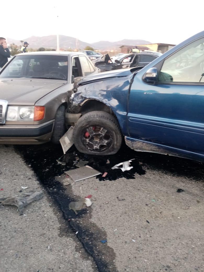 FOTO/ Si janë shtypur makinat nga aksidenti i shumëfishtë në Milot