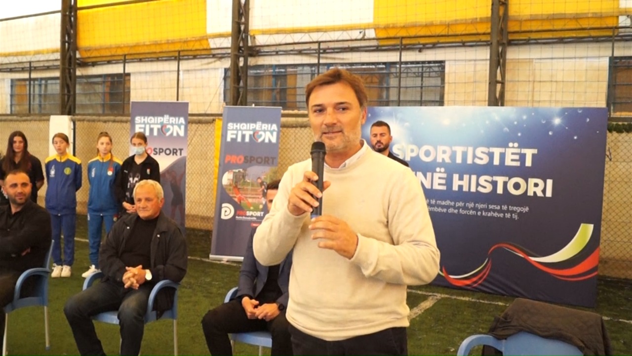 Alibeaj me sportistët në Lushnjë: Sporti nuk ekziston për qeverinë. Hedhin beton e ndërtojnë burgje