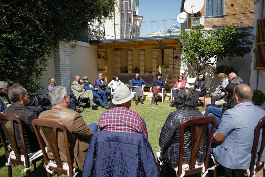 Basha takim me familje të njohura tek Pazari i Ri, banoret: Si është e mundur që ky Rama të politizojë edhe vaksinën që i jep bota
