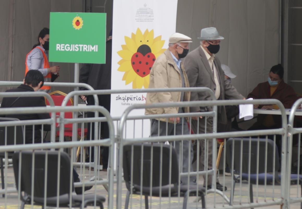 FOTO/ Lajmi për 2 viktima zbraz nga të moshuarit Sheshin Skënderbej