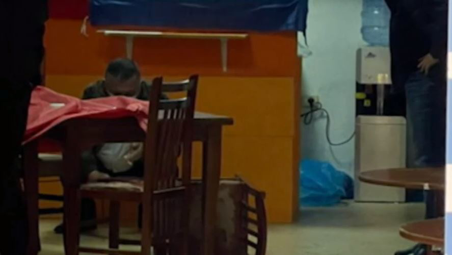 Plagosja në zyrën e PD, policia njeh autorin por nuk e ka arrestuar