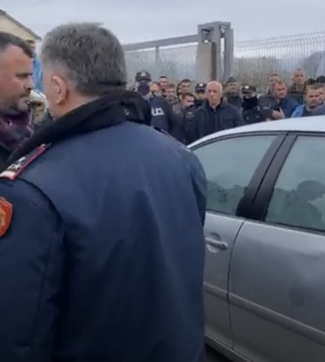 VIDEO/ Banorët bllokojnë makinën me para elektorale në Maqellarë