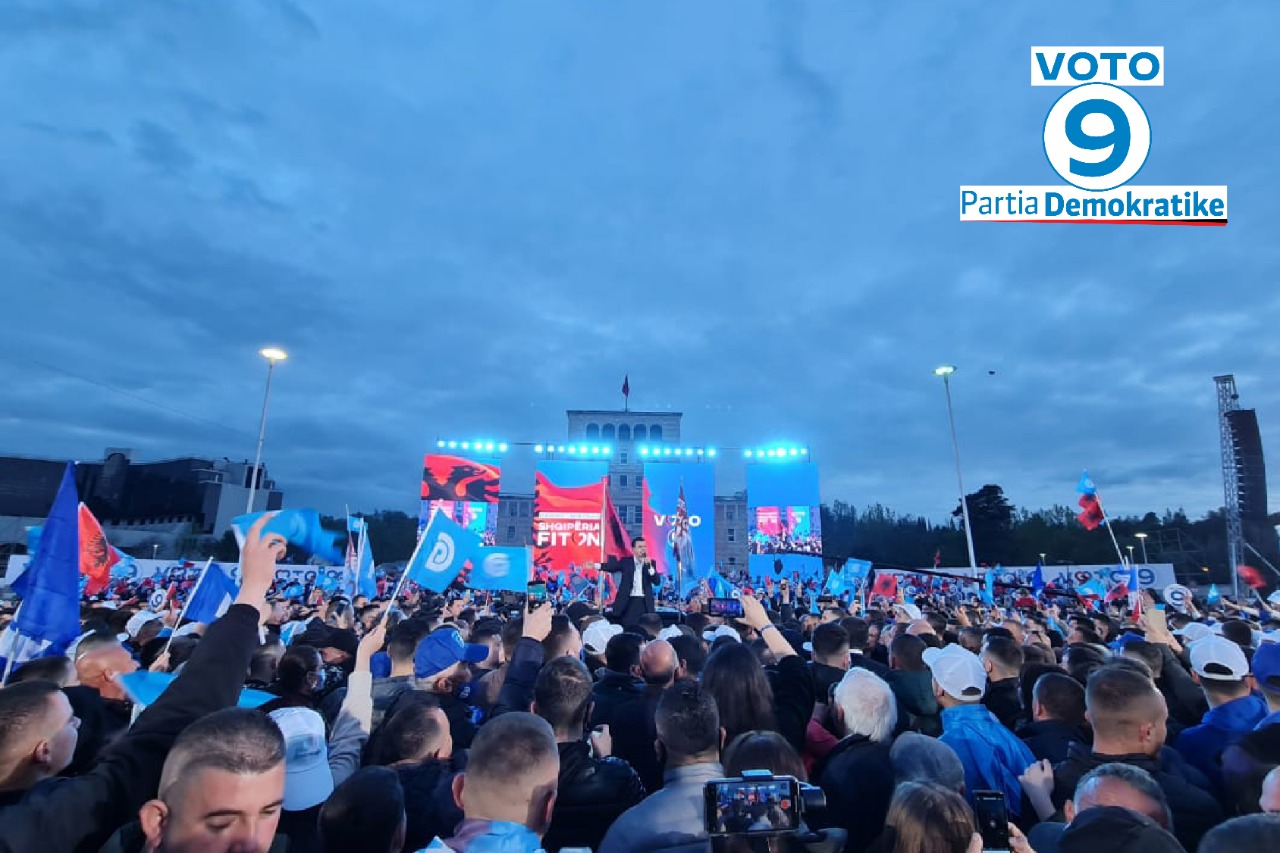 VIDEO/ Basha ngre në këmbë Tiranën: Ndryshimi është tashmë çështje orësh. Është madhërisht këtu në këtë shesh, në gjokset tuaja