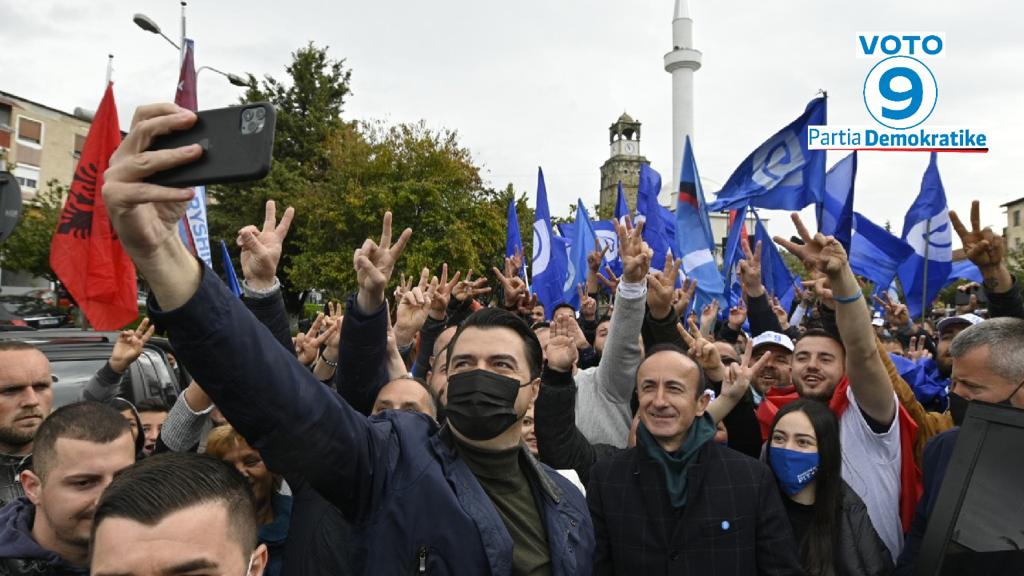 Basha në Peqin, qytetarët mbushin bulevardin, entusiazëm i madh