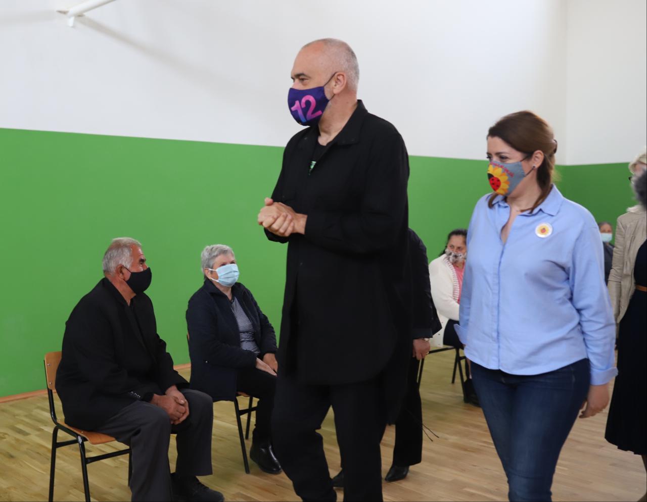 Basha, takime ne lagjen 1 në kryeqytet, entusiazëm në rrugët e Tiranës