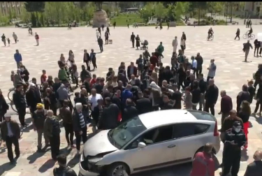 Tmerr në Sheshin Skënderbej, një person hyn me makinë me shpejtësi mes njerëzve