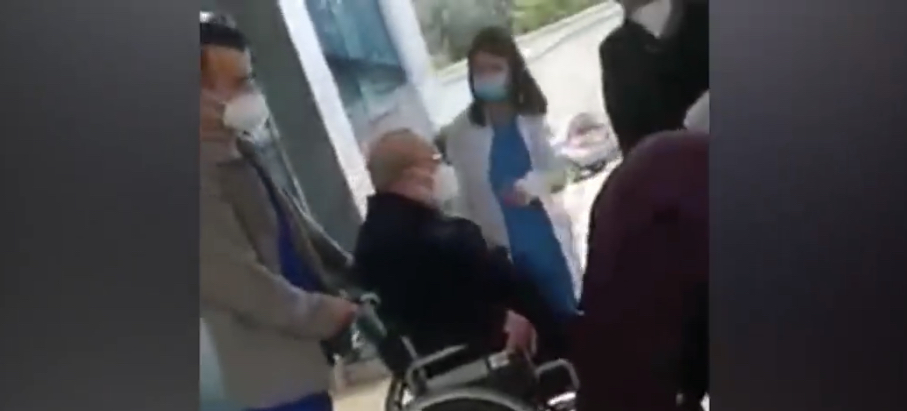 VIDEO/ Nano filmohet me karrocë në një spital privat