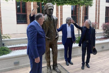 Nobelisti Peter Handke, avokati i genocidit serb në Ballkan merr dhuratë nga serbët bustin e tij në Banja Luka