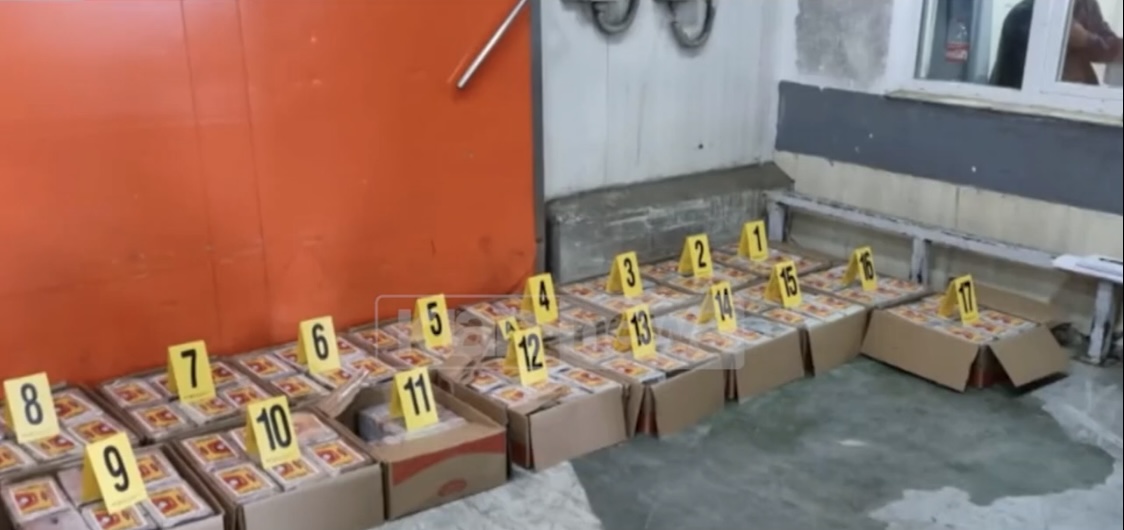 Kokaina në kutitë e pulave, policia e Kosovës arreston një person, ndërkohë vijon aksioni