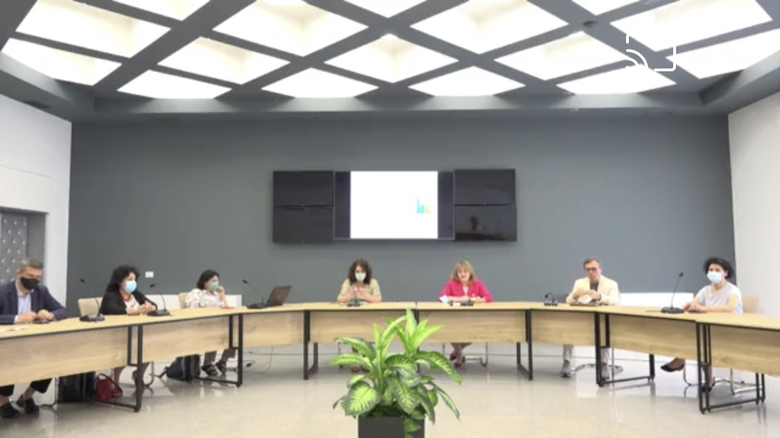 Lehtësohen kufizimet e pandemisë, komiteti vendos ngushtimin e orës policore në mbrëmje