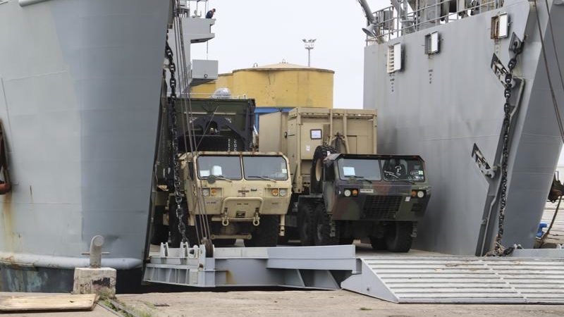 Zbarkimi amerikan në Durrës, aq shumë mjete ushtarake sa nuk janë parë që prej…