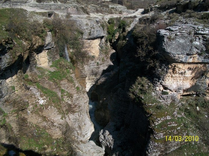 TEPELENË/ Bie nga ‘Ura e Madhe’ në Nivicë, humnerë mbi 100 metra