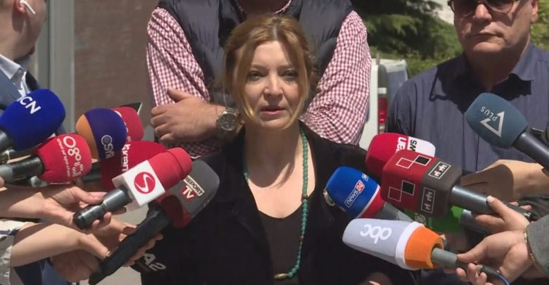 Edit Harxhi dorëzon aplikimin për kryetar të PD, dorëzon edhe 4 kërkesa për procesin