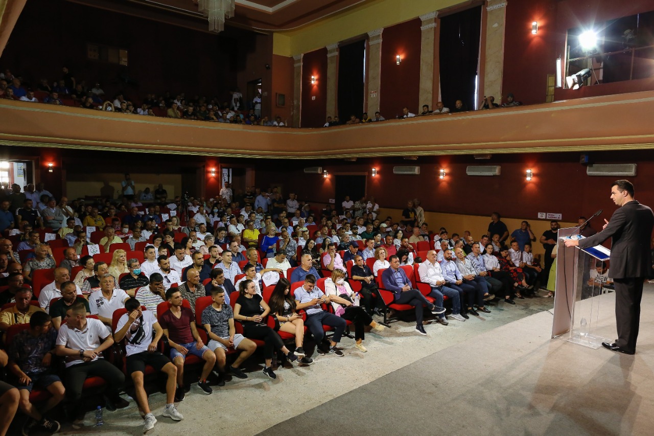 “Kushdo që mendon se demokratët anembanë Shqipërisë kanë ndërmend të dorëzohen dhe të pranojnë këtë masakër, e ka shumë gabim”