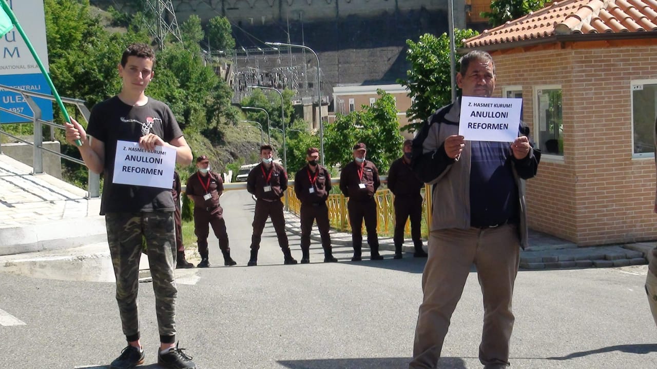Punonjës e specialistë të Ulzës dhe Shkopetit në protestë, u larguan nga puna nga pronarët