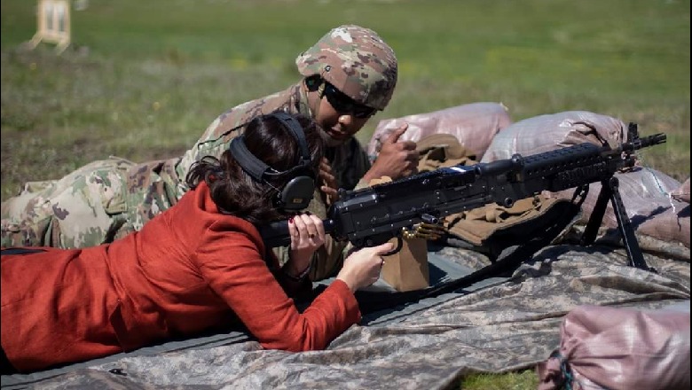 FOTO/ Ambasadorja Kim qëllon fillimisht me pistoletë dhe pastaj me mitroloz