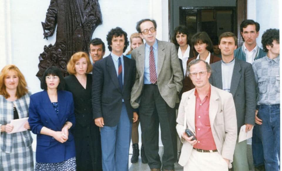 E fshehu punën tek Onufri dhe librat që i botova! Bujar Hudhri shpjegon retushimin e fotos me deputeten e PD, Açka