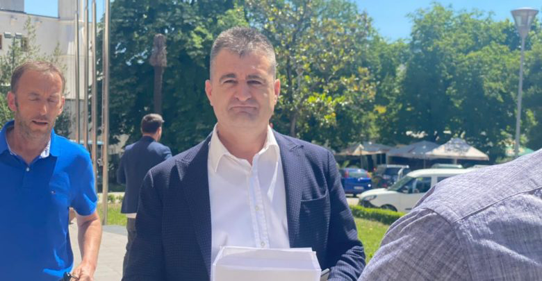 Ibsen Elezi dorëzon kandidaturën për kryetar të PD: Gara duhet të jetë e ndershme