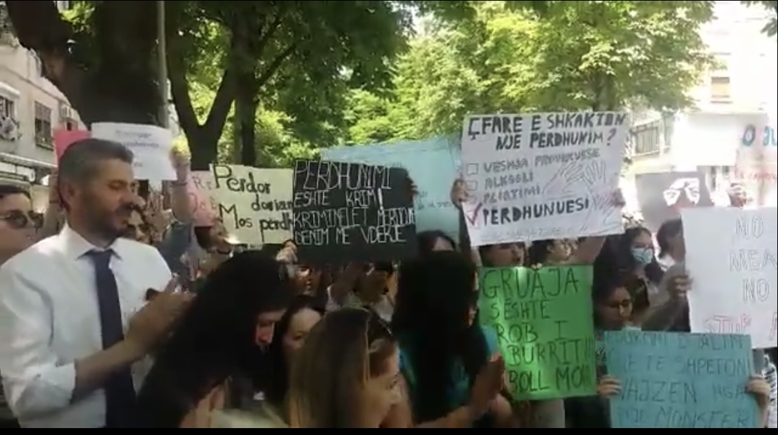 FOTO/ Slogane esktreme në protestën kundër dhunës seksuale ndaj vajzave adoleshente