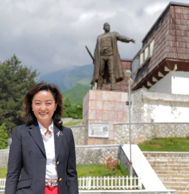 Yuri Kim viziton Tropojën, çfarë shkruan ambasadorja për mbresat që ka