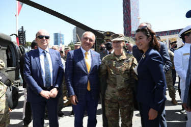 Meta zbut sherrin me ambasadoren Yuri Kim, foto sebashku tek Defender 21