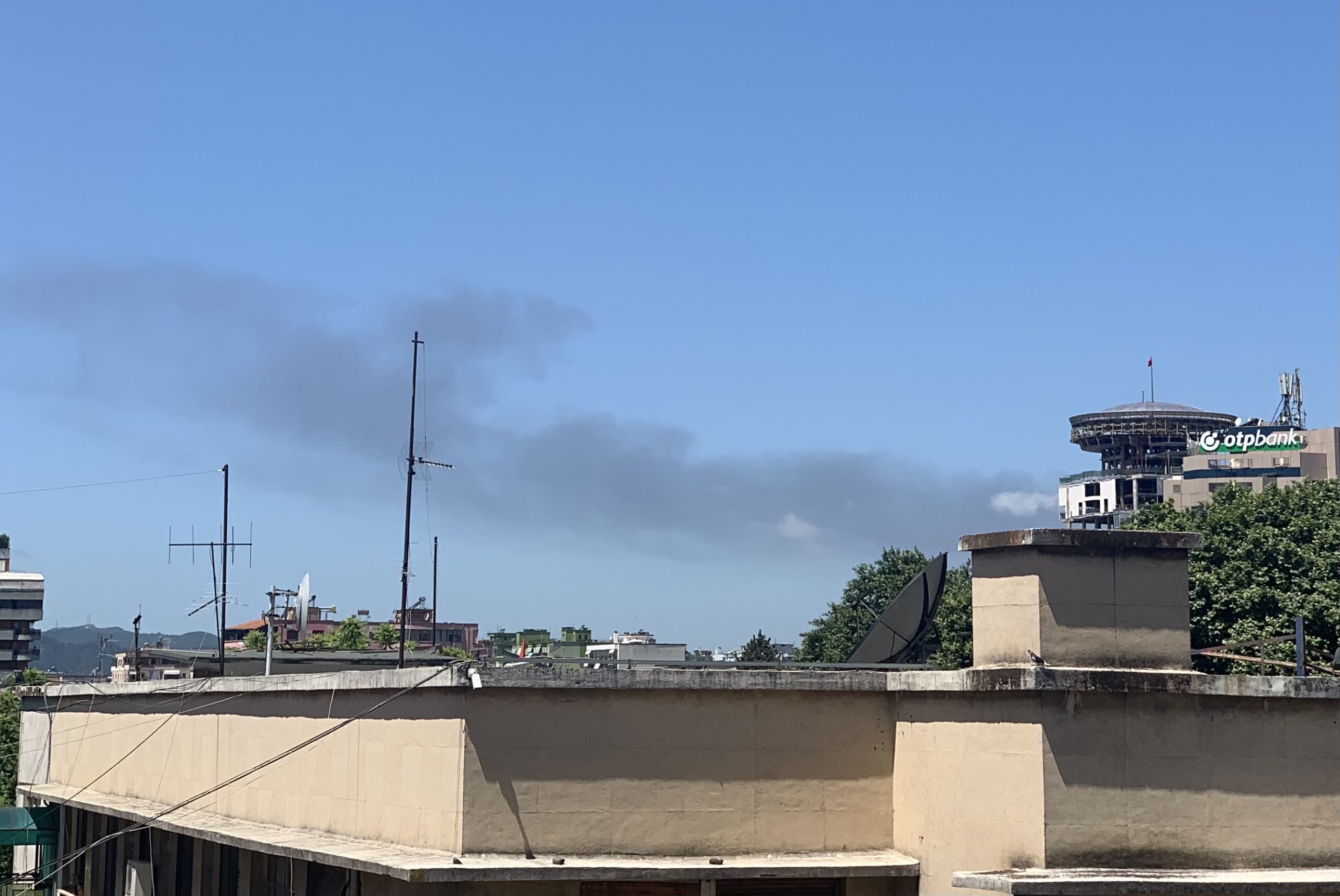 DETAJE/ Zjarri përfshin fabrikën e re të tullave në Maminas, tymi duket që nga Tirana