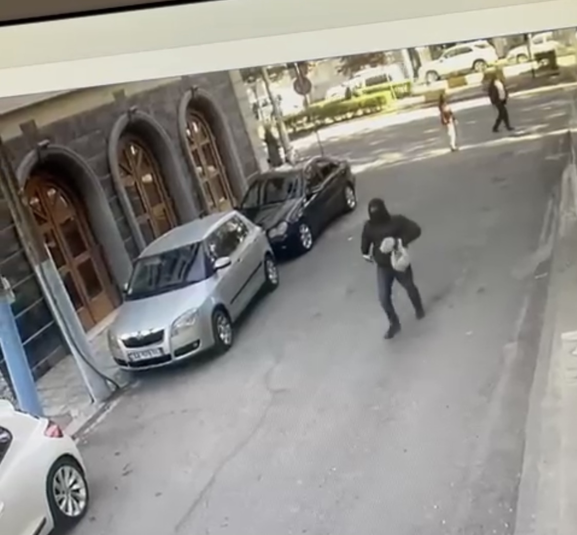 VIDEO EKSKLUZIVE/ Momenti i largimit me vrap të autorit të vjedhjes se kambistit te Rruga e Kavajës