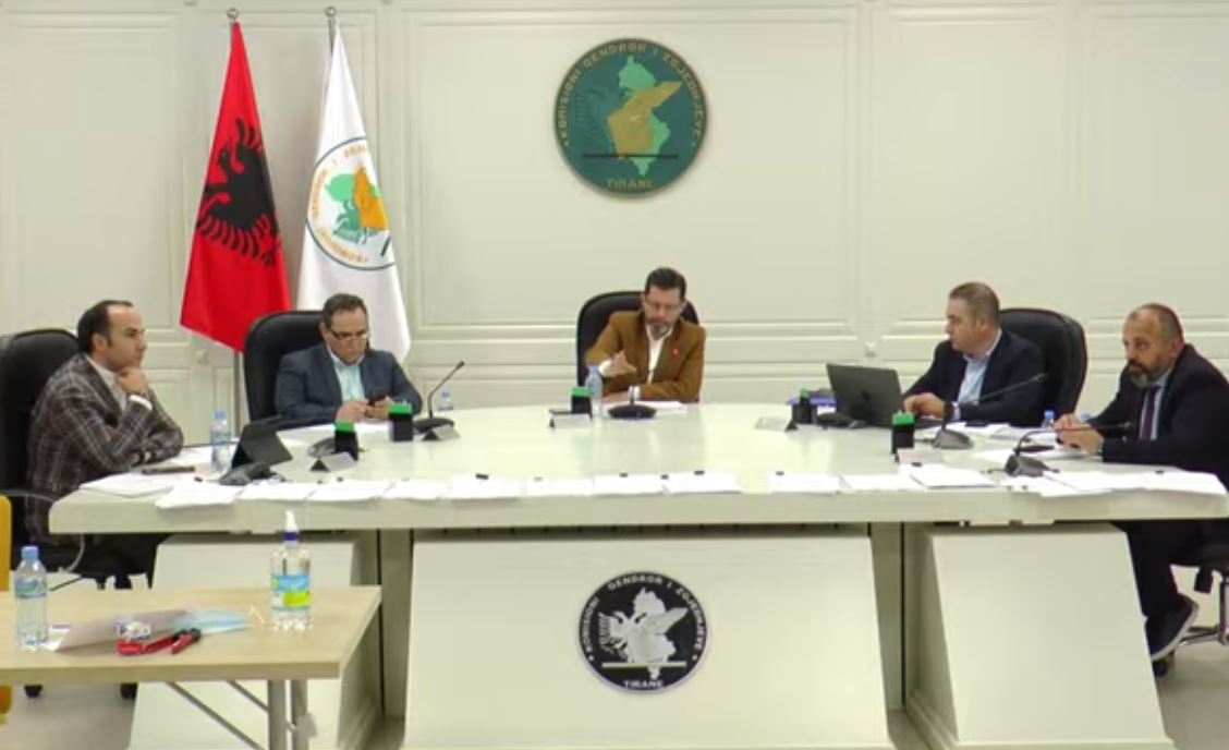 Një person votoi në dy qendra votimi, gishti është regjistruar disa herë në një qendër. KAS, të hetojë prokuroria