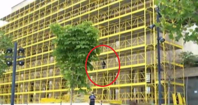 I jep fund ankthit personi që kishte hipur në skelat e Muzeut Kombëtar, por arsyeja të bën të mendosh