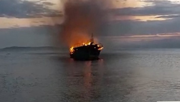 Përfshihet nga flakët peshkarexha në portin e Vlorës