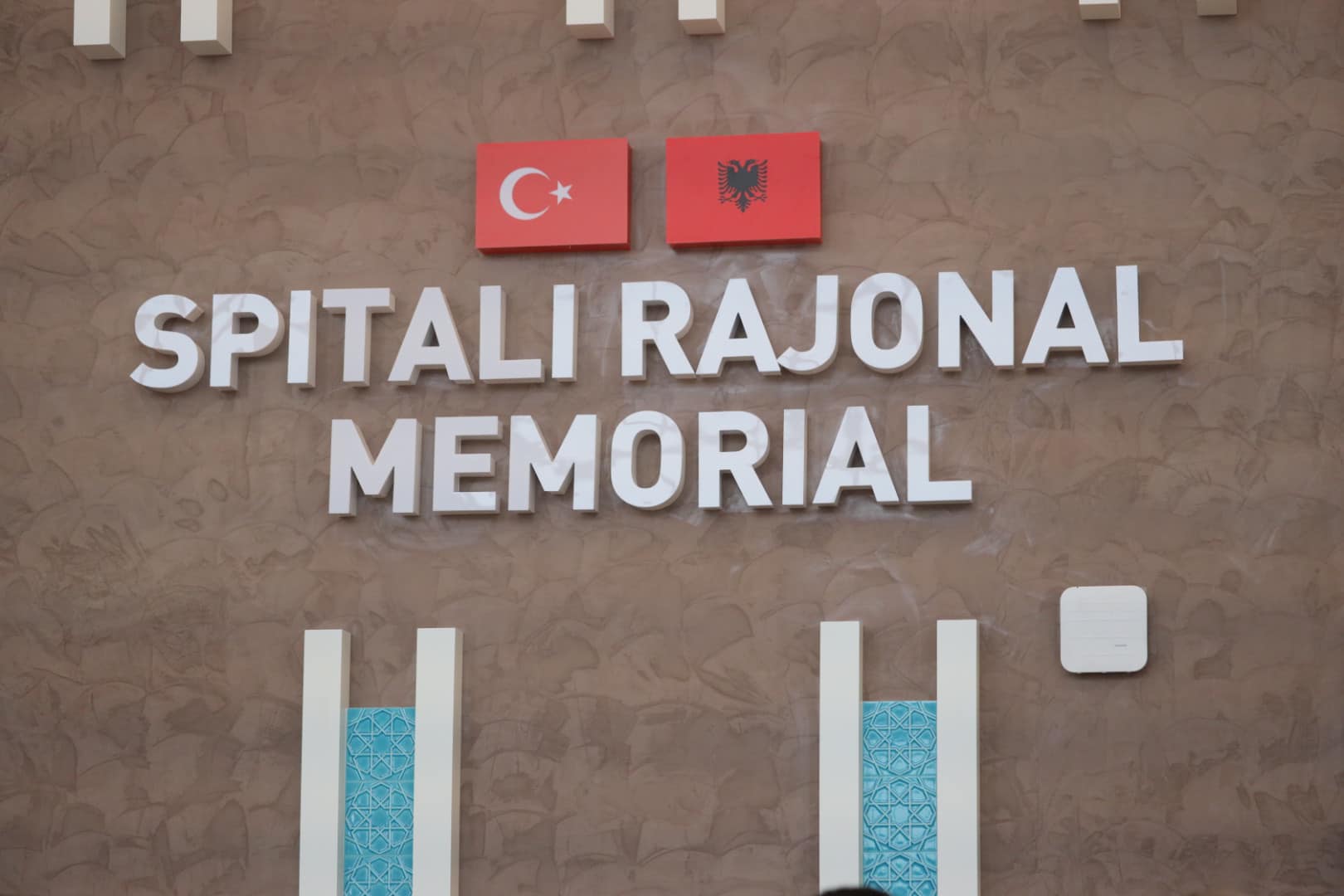 Drejtoresha e spitalit Memorial Fier u shkarkua më herët nga drejtore e Fondit të Sigurimeve
