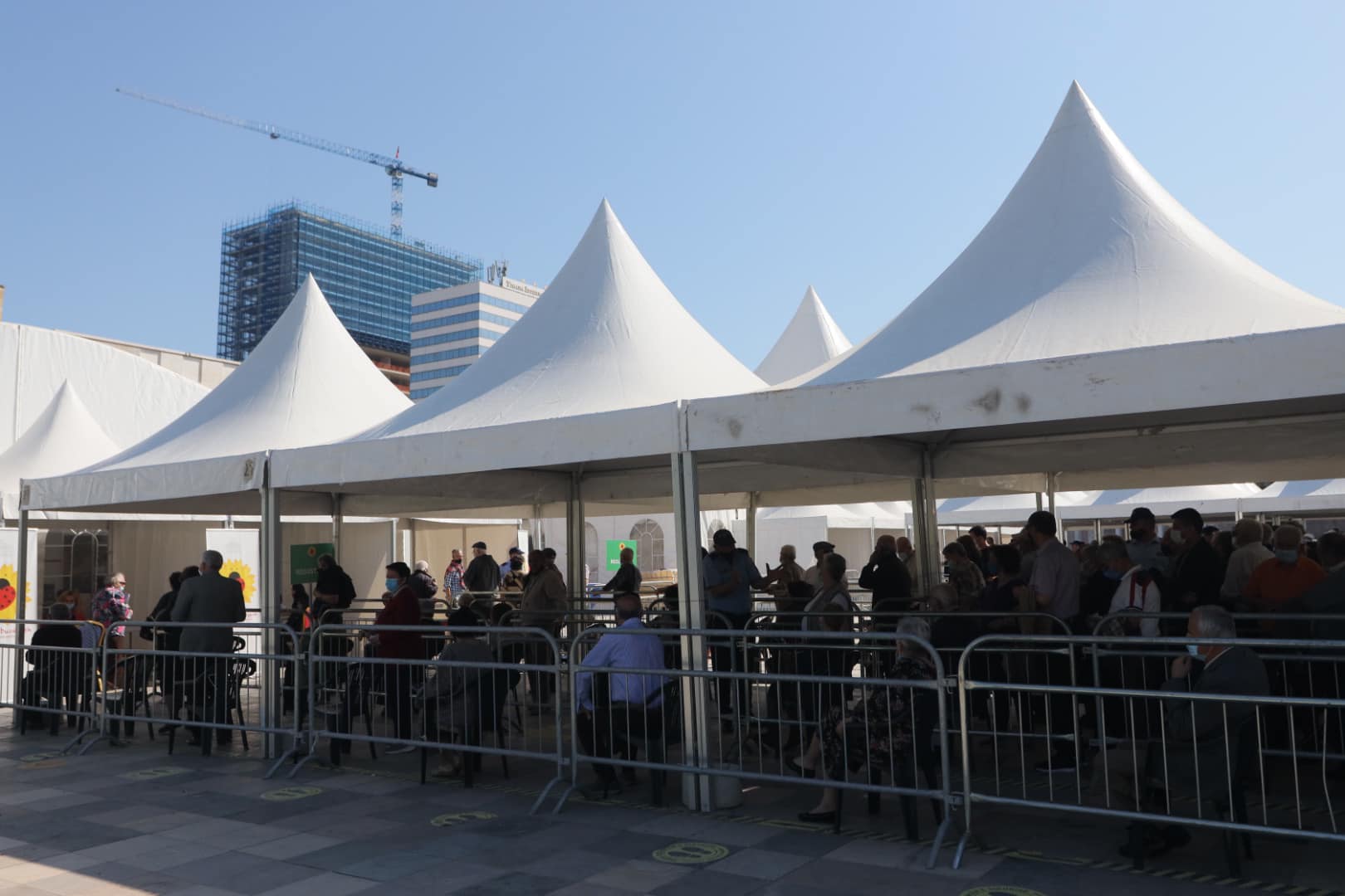 Të moshuarit lihen në pritje për vaksinën në sheshin Skënderbej, mungon vaksina