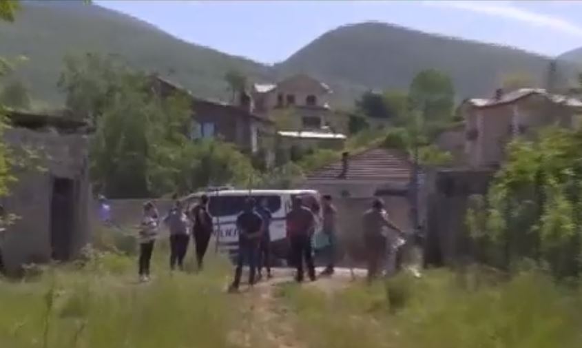 RAMA RRI/ Tension në Zall Herr nga grabitja e bashkisë: “Do lyhem me benzinë bashkë me fëmijët e mi, dhe do të digjem këtu”