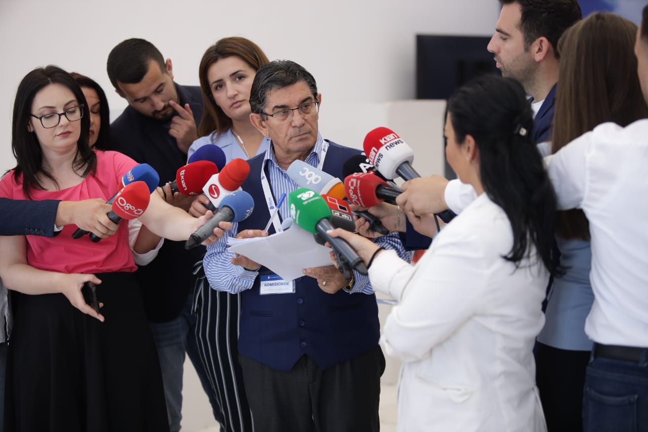 Jemin Gjana: Zëvendësimet e disa komisionerëve me kërkesë të kandidatëve. Deri në orën 13.00, pjesëmarrja 31.3%