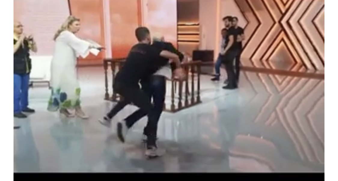 VIDEO E RE/ Edhe pas emisionit dy vëllezërit hoqën rripat