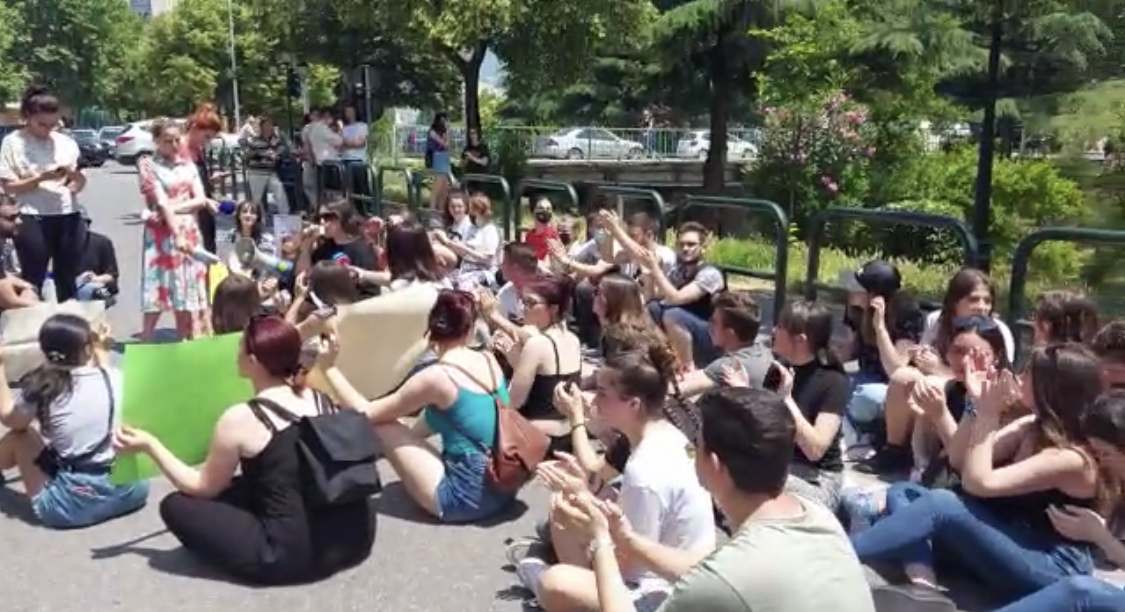 VIDEO/ Gjimnazistët sërish në protestë: “Shqipëri të kam dh*erë, s’të kuptova asnjëherë”