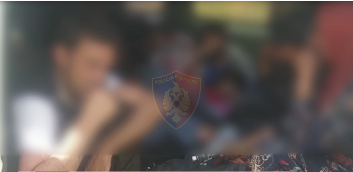 Me 13 emigrantë në makinë i ikën policisë, por në fund ndërron mendje