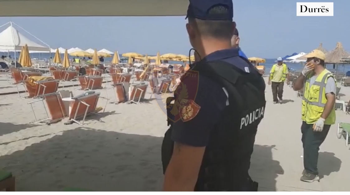 VIDEO/ Policia heq qindra çadra dhe shezlongë përgjatë Plazhit në Durrës