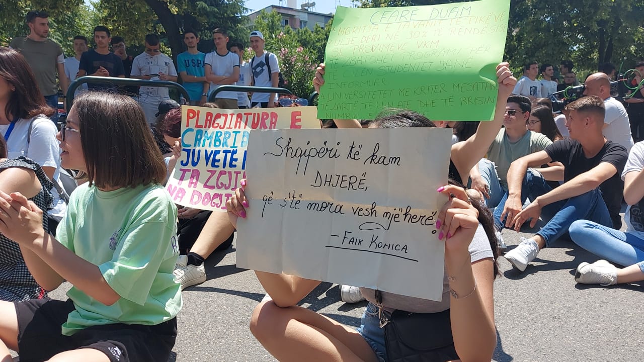 VIDEO/ Gjimnazistët sërish në protestë: “Shqipëri të kam dh*erë, s’të kuptova asnjëherë”