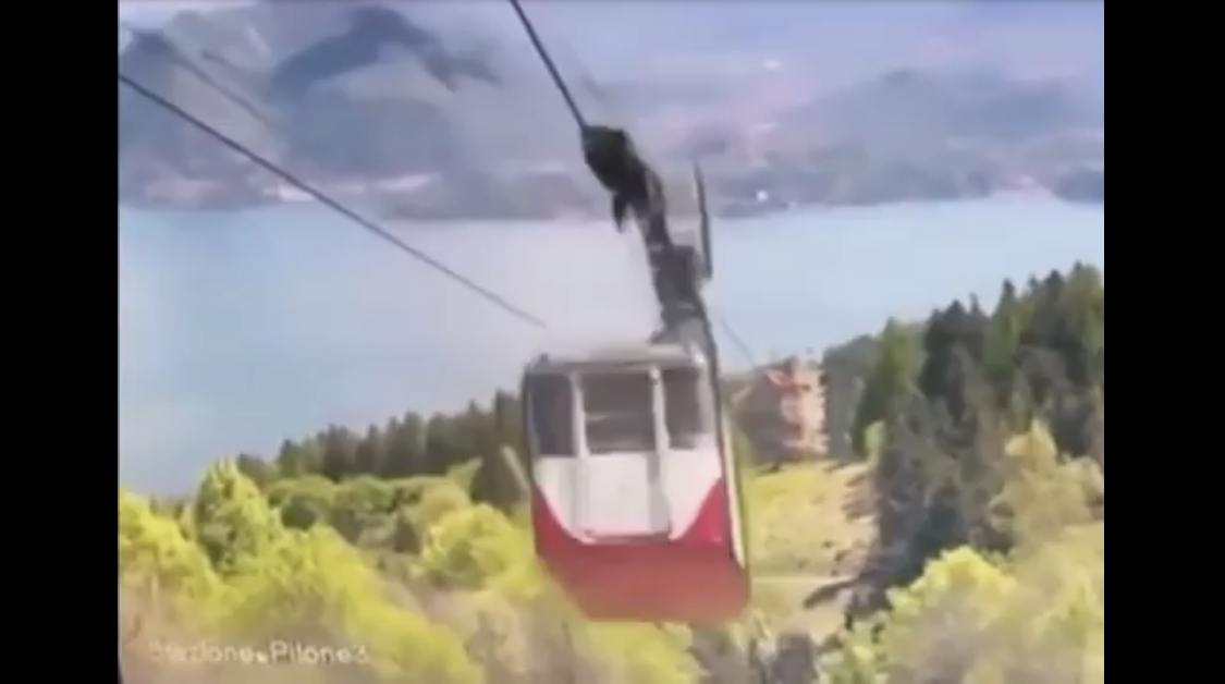 PAMJE TË RËNDA/ Dalin pamjet nga momenti i rrëzimit të teleferikut në Itali