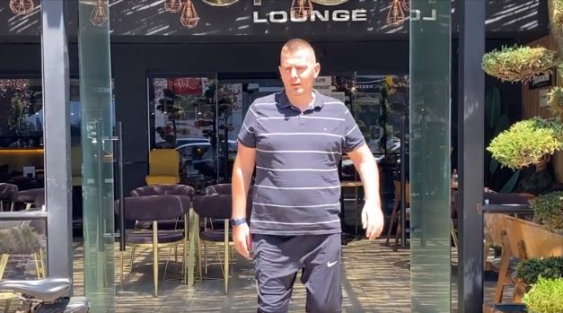 Kamarieri shkodran dotëzon kontributet për familjen e Musaen Zenelit