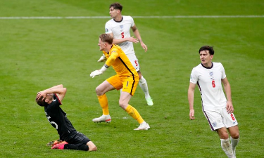 Anglia rikthehet, eleminon Gjermaninë 2-0